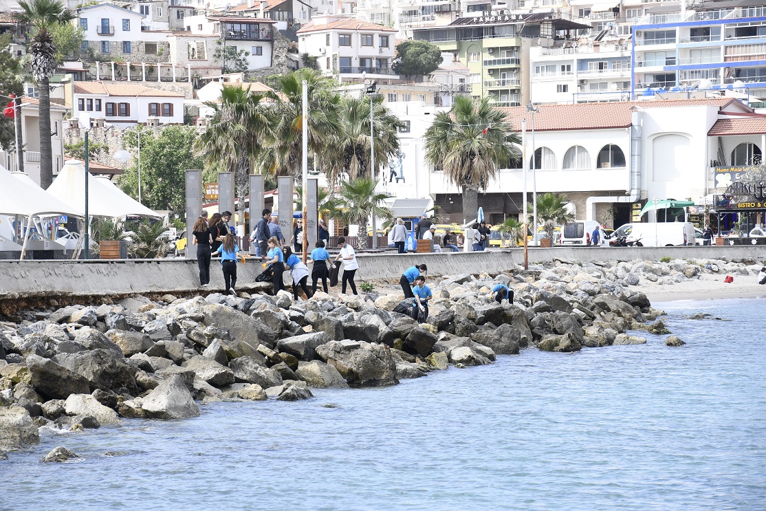 Kuşadası’nda kıyı temizliği