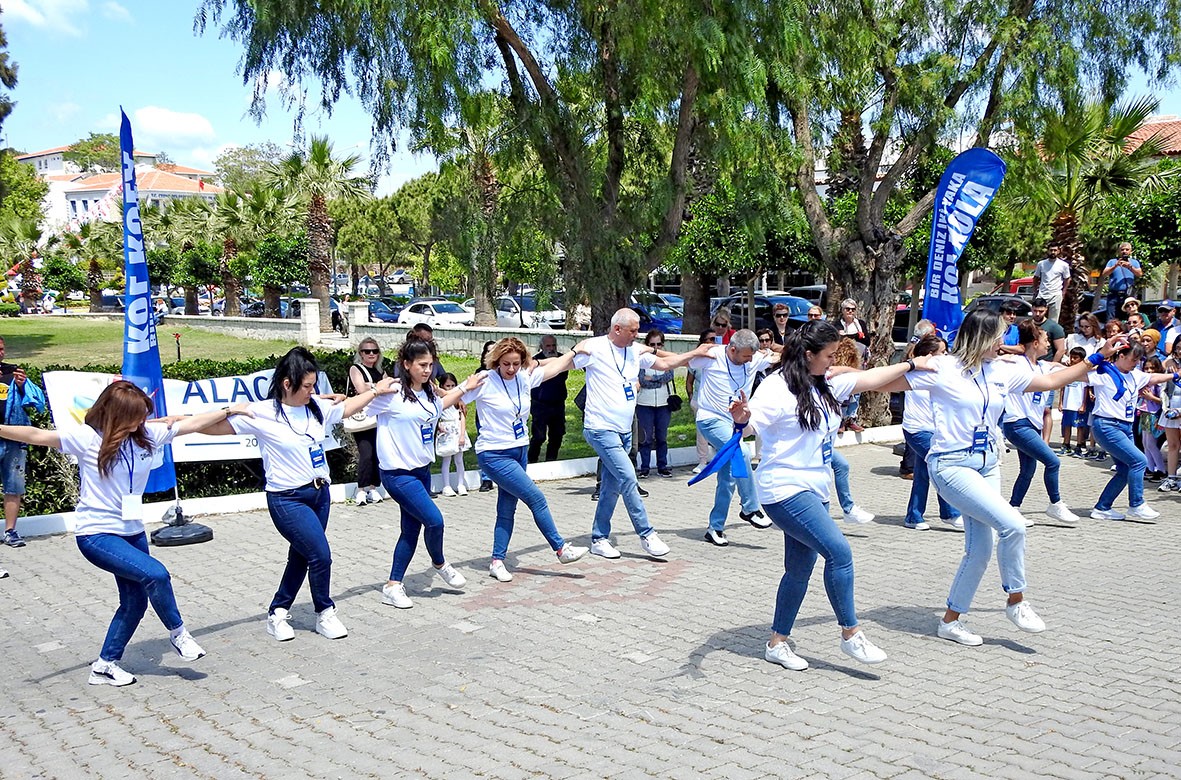 Alaçatı Festivali sokakları karnaval alanına çevirdi